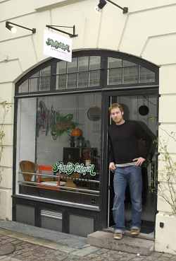 Nicolai Jæpelt i døren ved den økologiske bar Soupanatural
